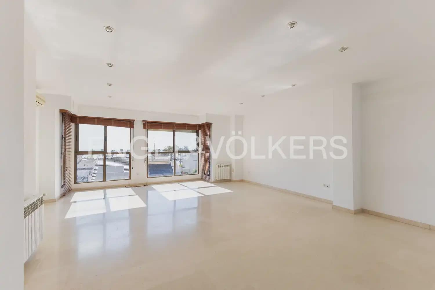 2 bedroom Flat for rent in Valencia city with garage - € 1,600 (Ref: 9932234)