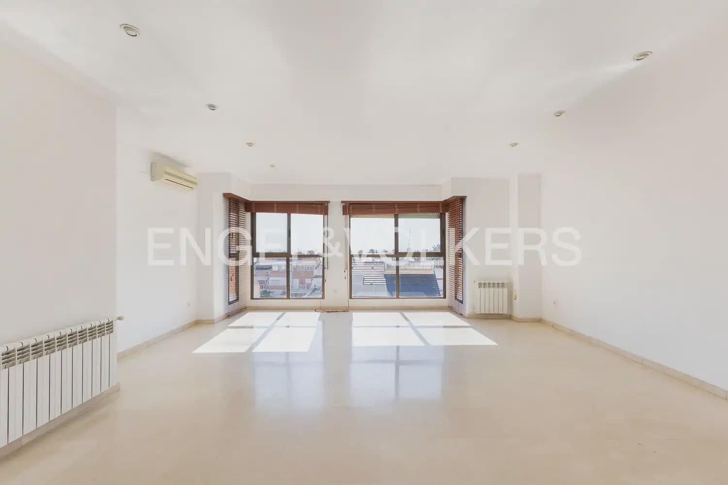 2 bedroom Flat for rent in Valencia city with garage - € 1,600 (Ref: 9932234)