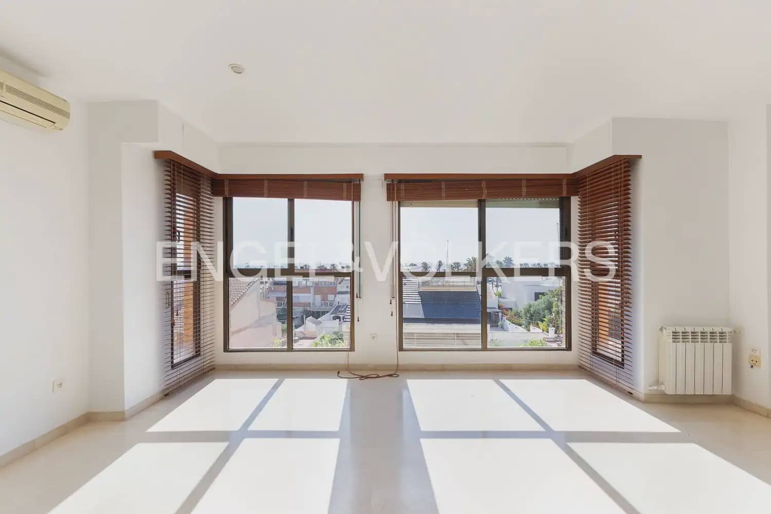 2 bedroom Flat for rent in Valencia city with garage - € 1,600 (Ref: 9932234)