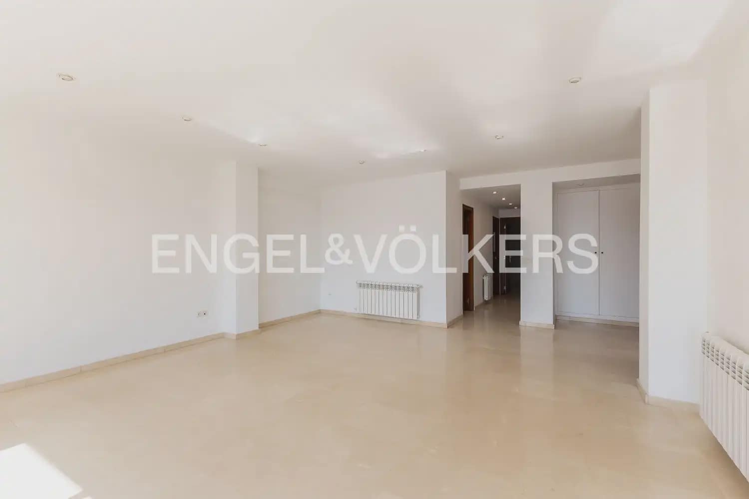 2 bedroom Flat for rent in Valencia city with garage - € 1,600 (Ref: 9932234)