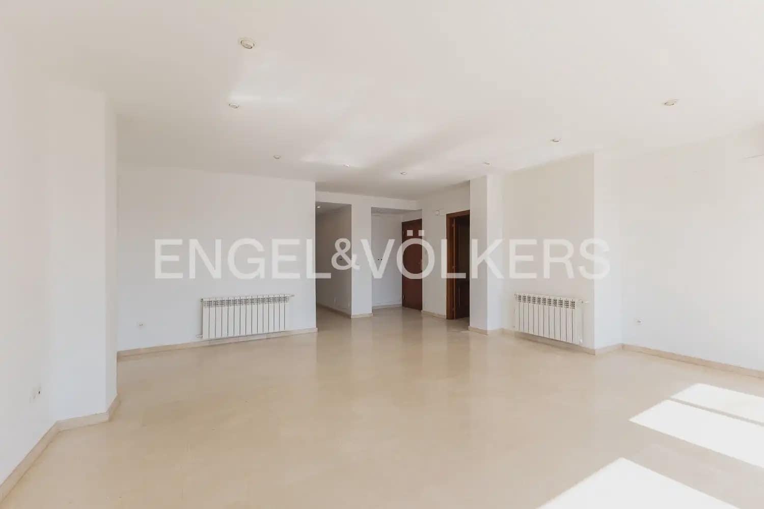 2 bedroom Flat for rent in Valencia city with garage - € 1,600 (Ref: 9932234)