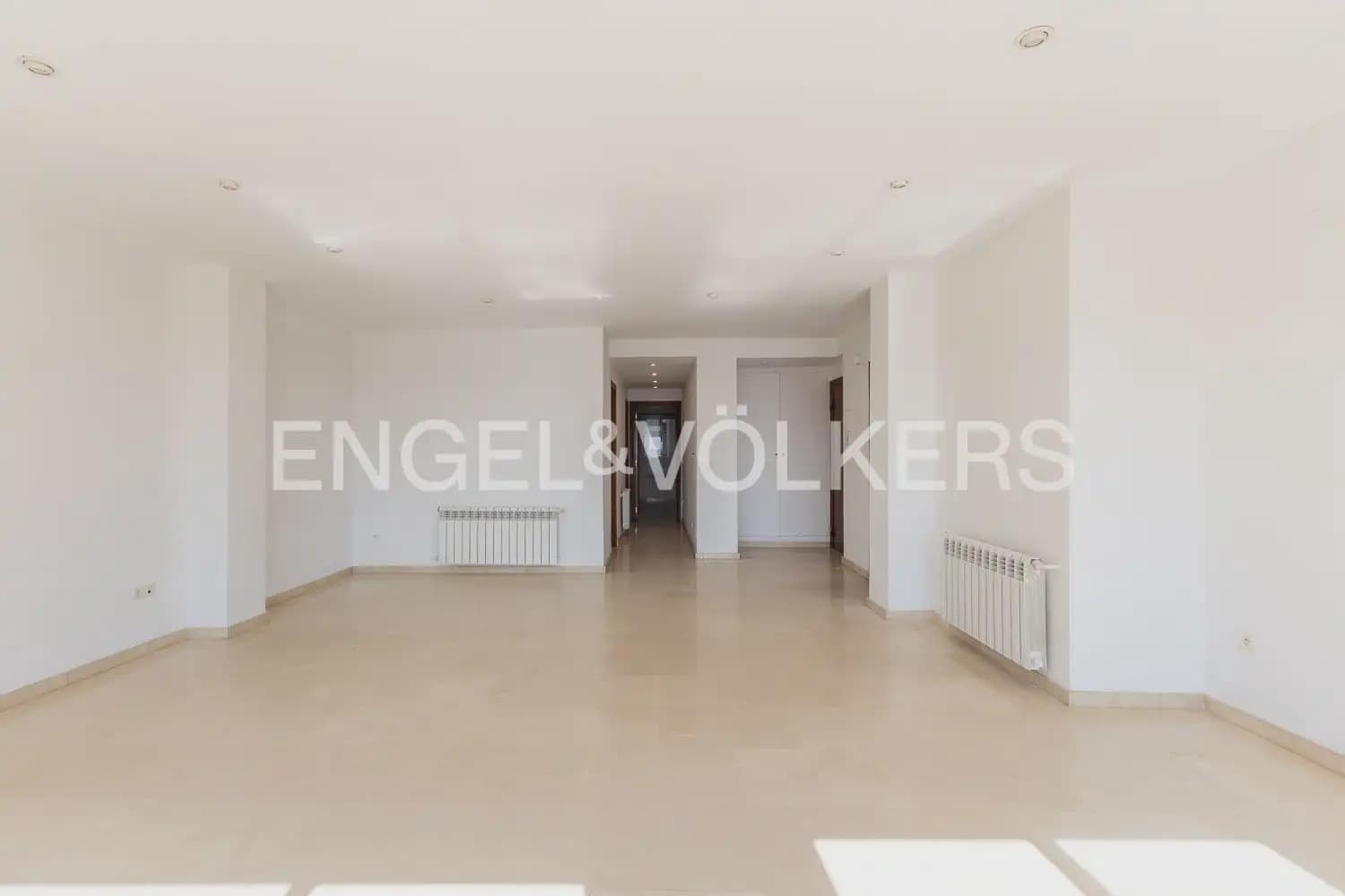 2 bedroom Flat for rent in Valencia city with garage - € 1,600 (Ref: 9932234)