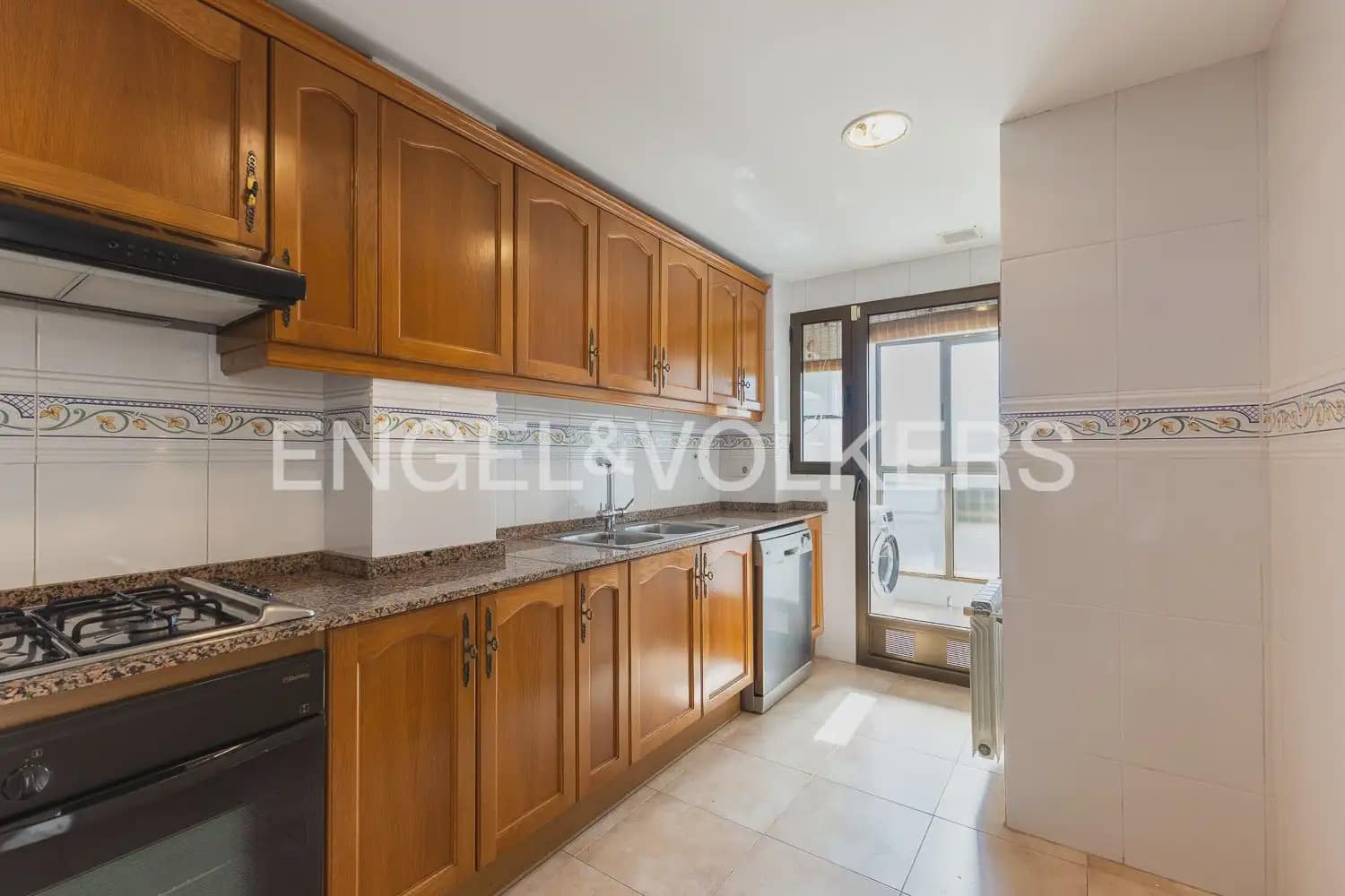 2 bedroom Flat for rent in Valencia city with garage - € 1,600 (Ref: 9932234)
