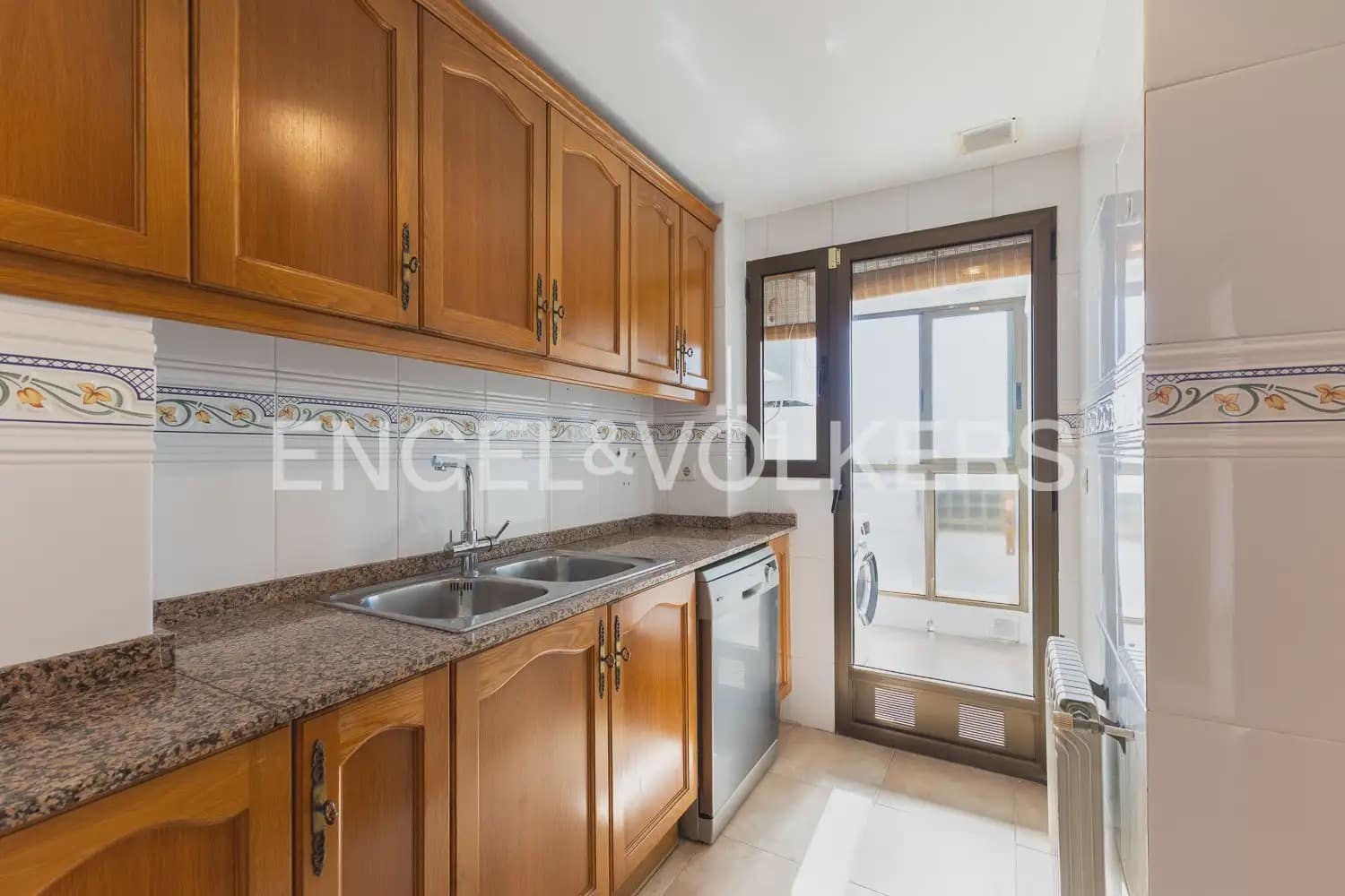 2 bedroom Flat for rent in Valencia city with garage - € 1,600 (Ref: 9932234)