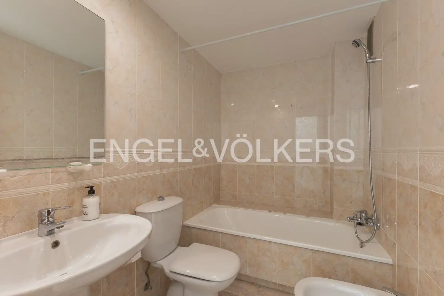 2 bedroom Flat for rent in Valencia city with garage - € 1,600 (Ref: 9932234)