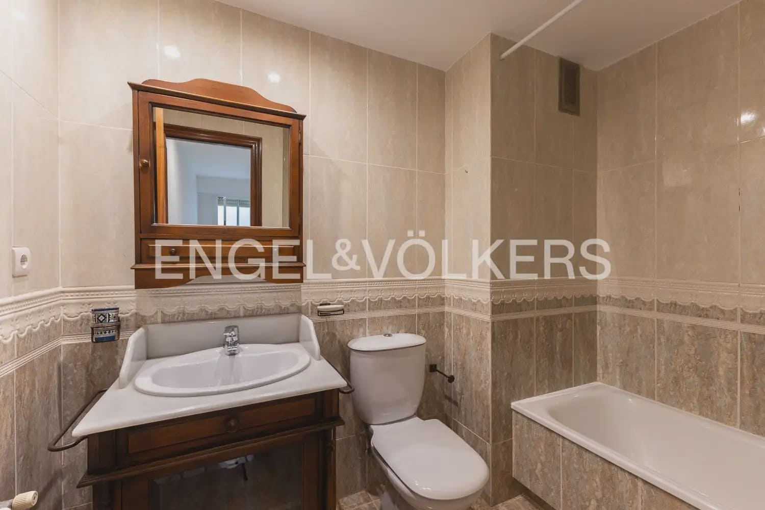2 bedroom Flat for rent in Valencia city with garage - € 1,600 (Ref: 9932234)