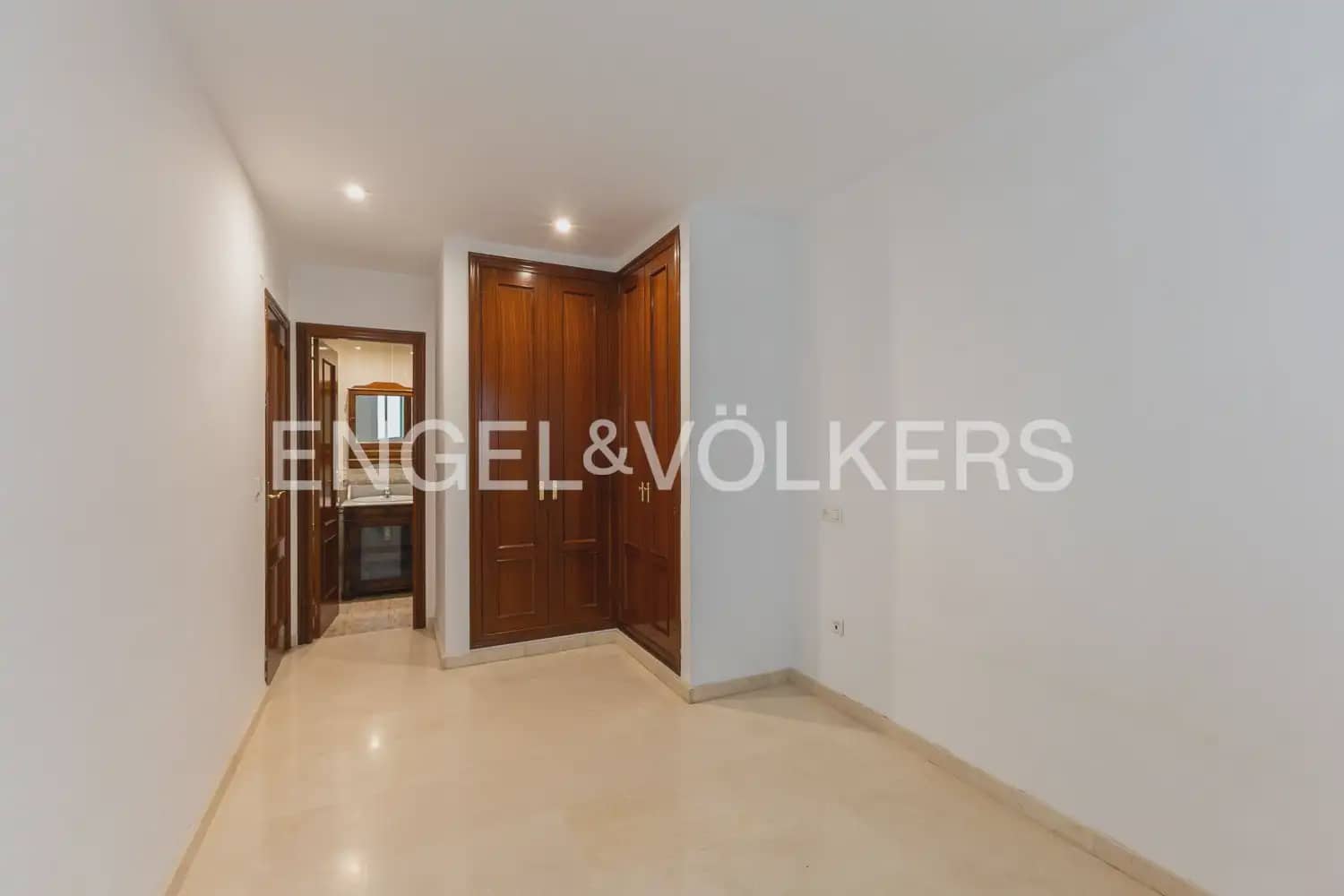 2 bedroom Flat for rent in Valencia city with garage - € 1,600 (Ref: 9932234)