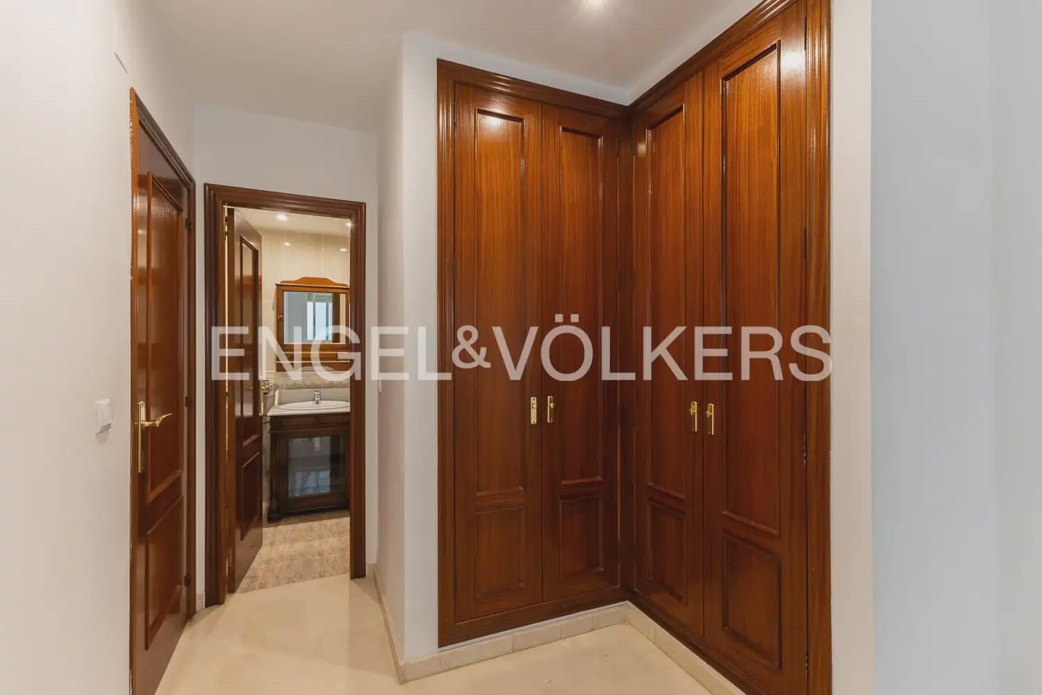 2 bedroom Flat for rent in Valencia city with garage - € 1,600 (Ref: 9932234)