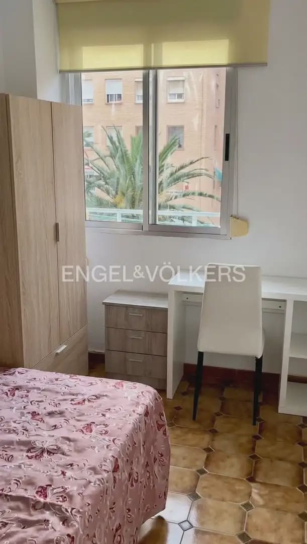 4 bedroom Flat for rent in Valencia city - € 1,800 (Ref: 9936741)