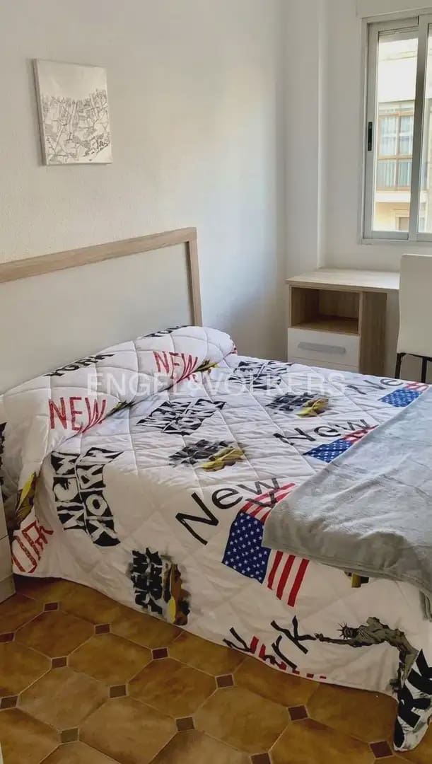 4 bedroom Flat for rent in Valencia city - € 1,800 (Ref: 9936741)