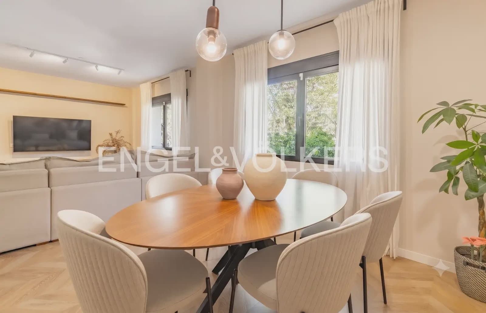 Piso de 4 habitaciones en València ciudad en alquiler - 2.400 € (Ref: 9936742)