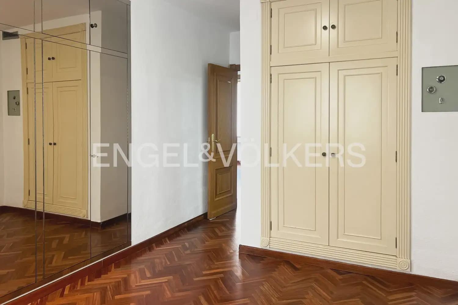 Piso de 3 habitaciones en València ciudad en alquiler con garaje - 2.000 € (Ref: 9936744)
