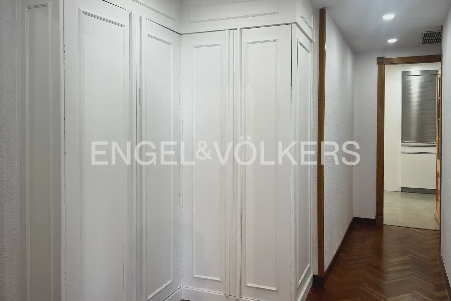 Piso de 3 habitaciones en València ciudad en alquiler con garaje - 2.000 € (Ref: 9936744)