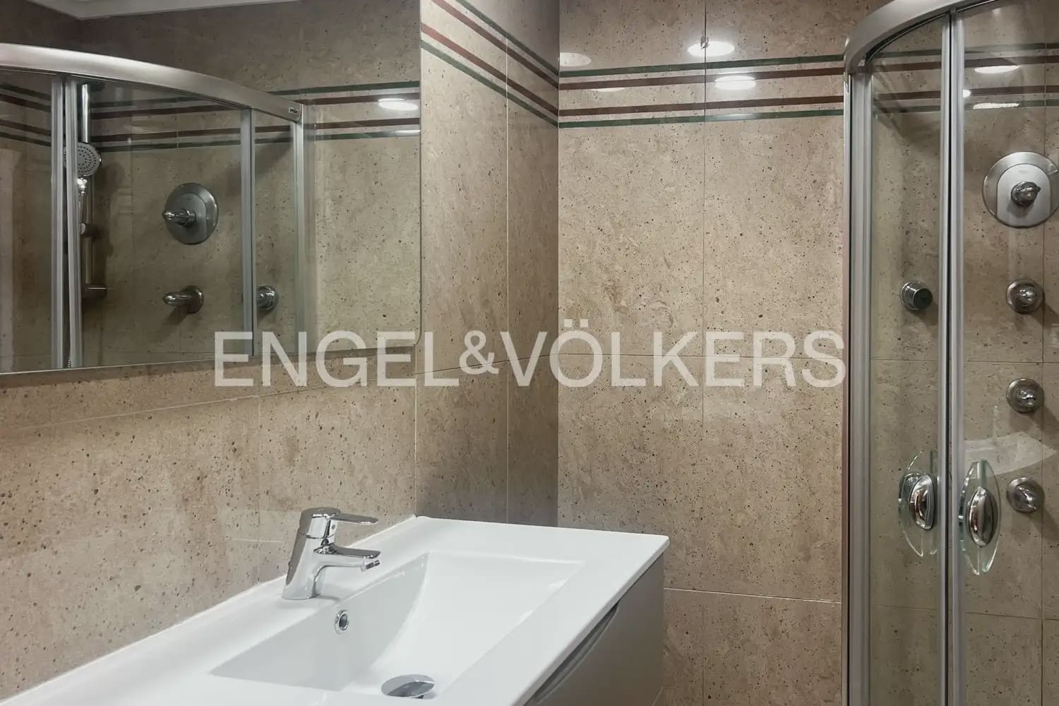 Piso de 3 habitaciones en València ciudad en alquiler con garaje - 2.000 € (Ref: 9936744)
