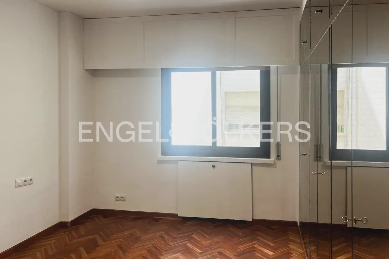Piso de 3 habitaciones en València ciudad en alquiler con garaje - 2.000 € (Ref: 9936744)