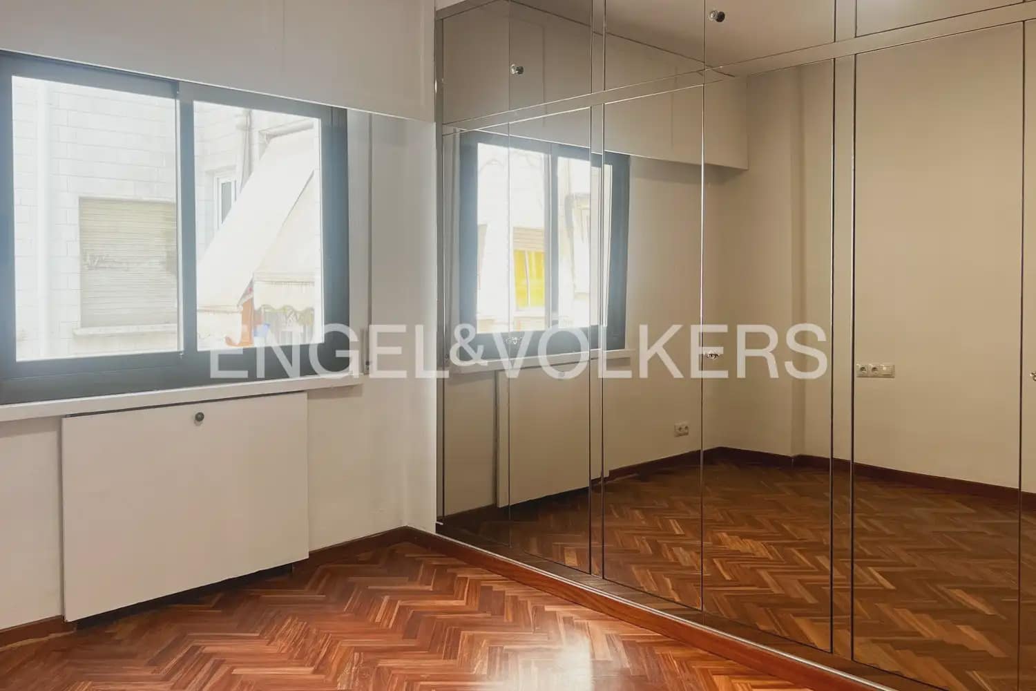 Piso de 3 habitaciones en València ciudad en alquiler con garaje - 2.000 € (Ref: 9936744)