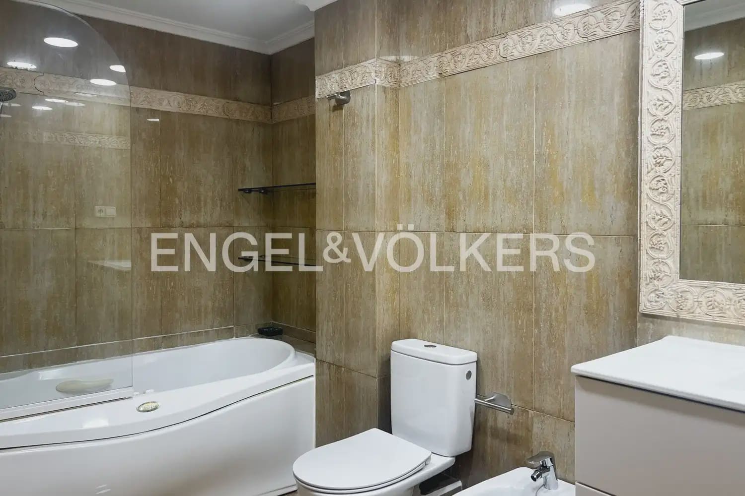 Piso de 3 habitaciones en València ciudad en alquiler con garaje - 2.000 € (Ref: 9936744)