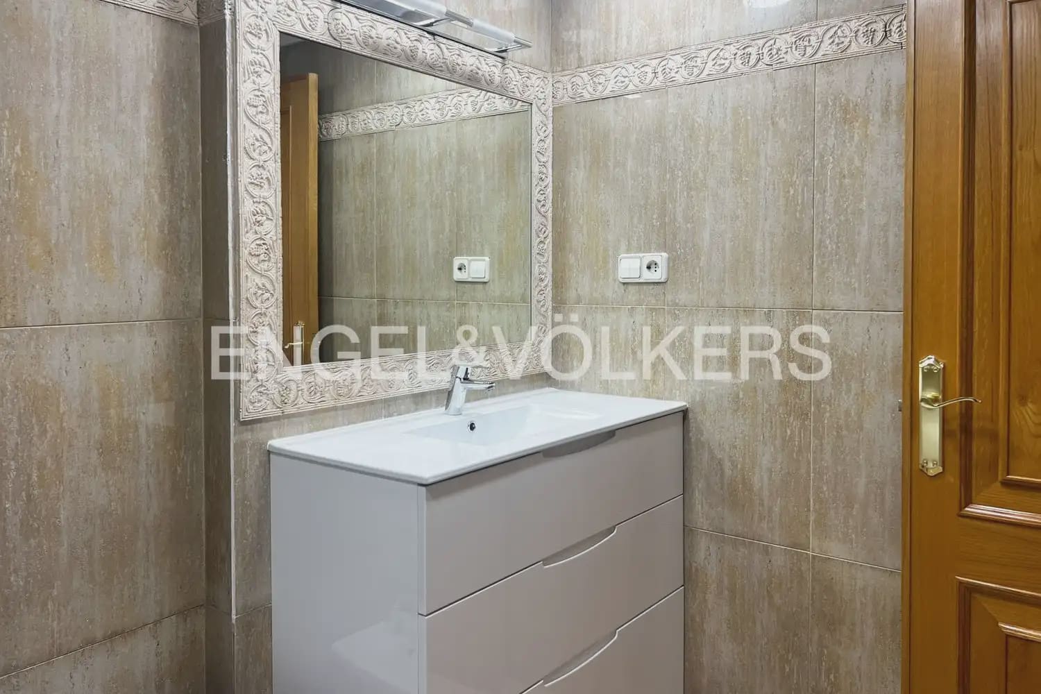 Piso de 3 habitaciones en València ciudad en alquiler con garaje - 2.000 € (Ref: 9936744)