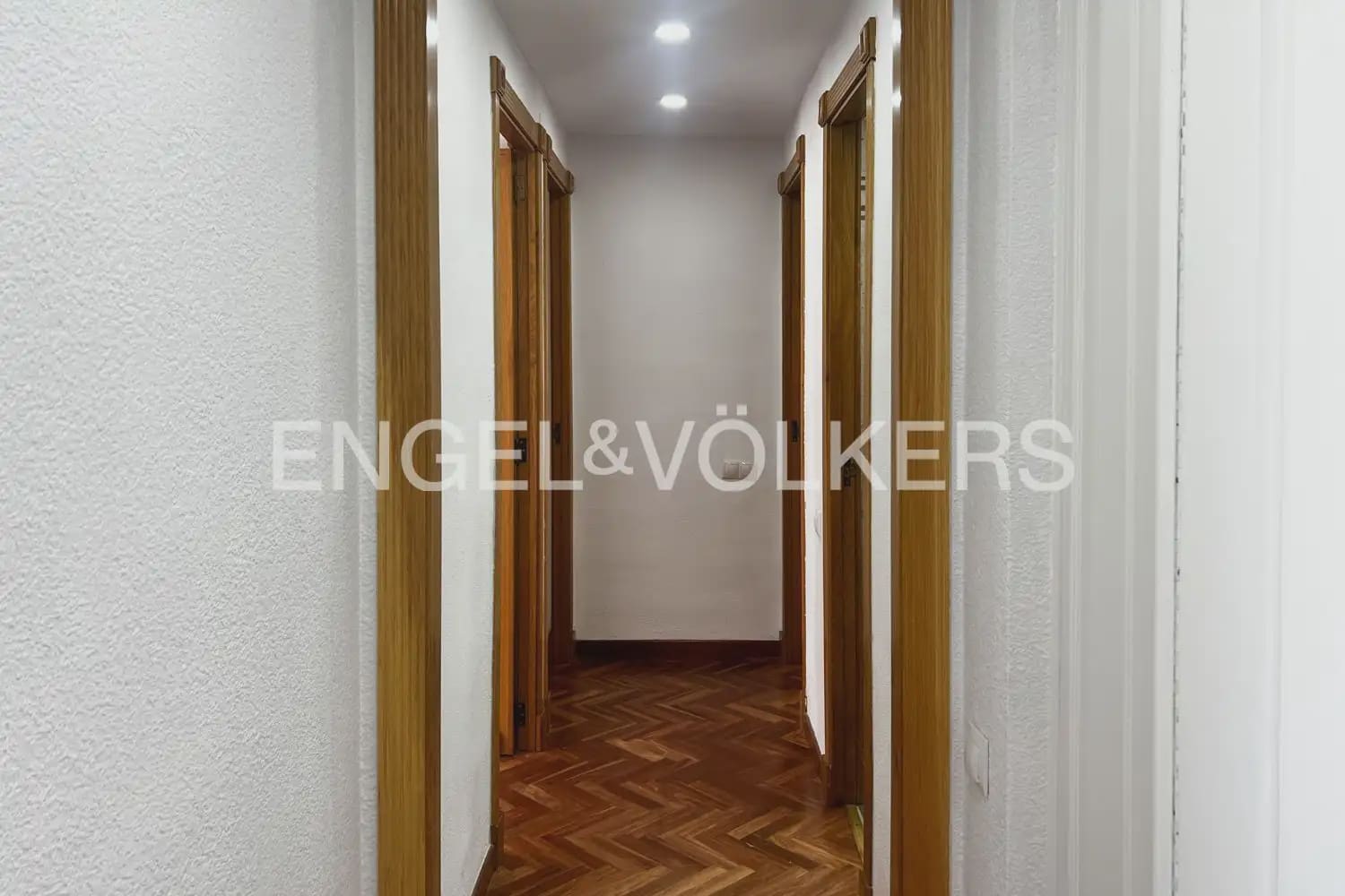 Piso de 3 habitaciones en València ciudad en alquiler con garaje - 2.000 € (Ref: 9936744)