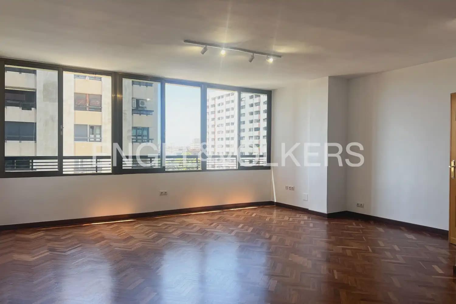 Piso de 3 habitaciones en València ciudad en alquiler con garaje - 2.000 € (Ref: 9936744)