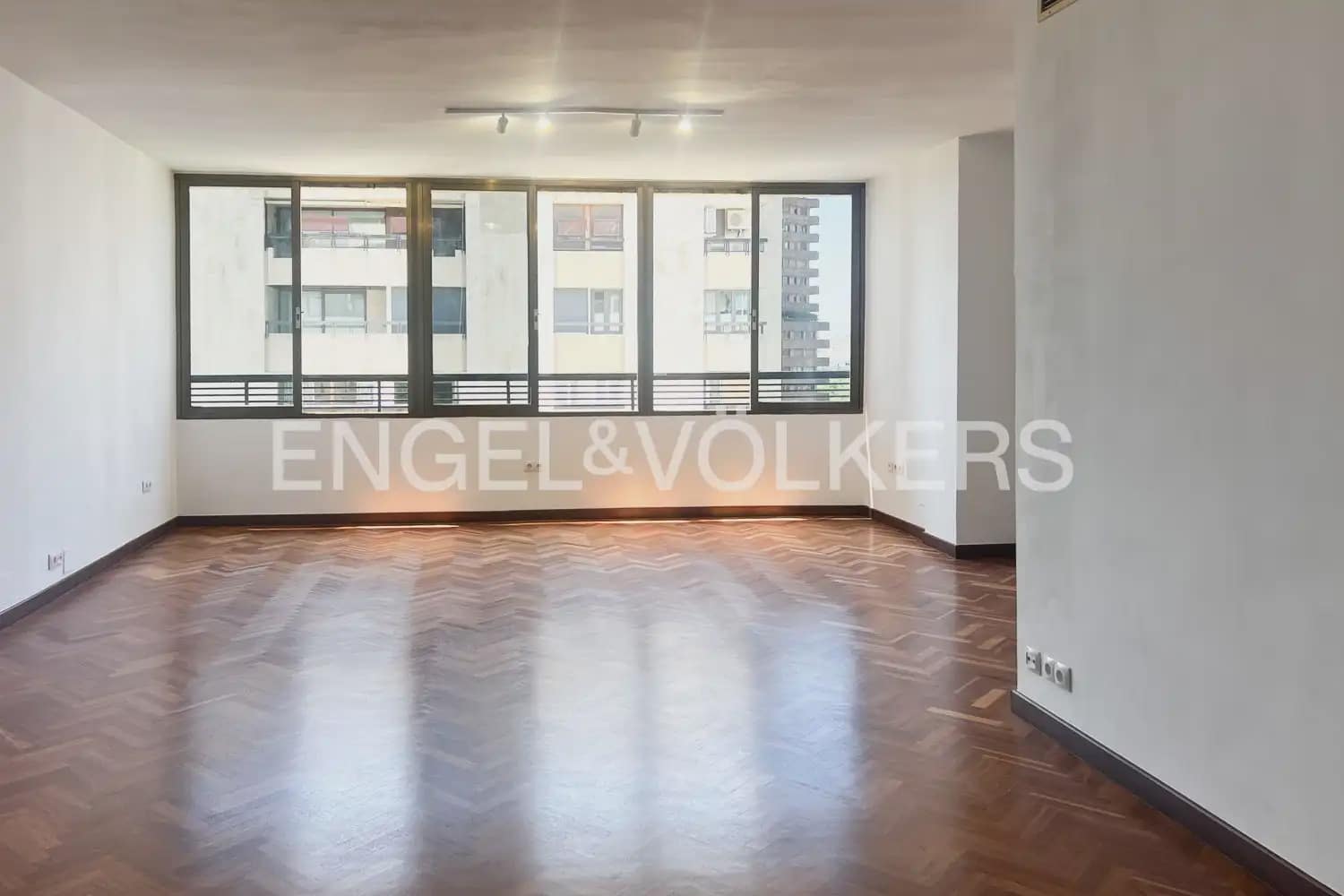 Piso de 3 habitaciones en València ciudad en alquiler con garaje - 2.000 € (Ref: 9936744)
