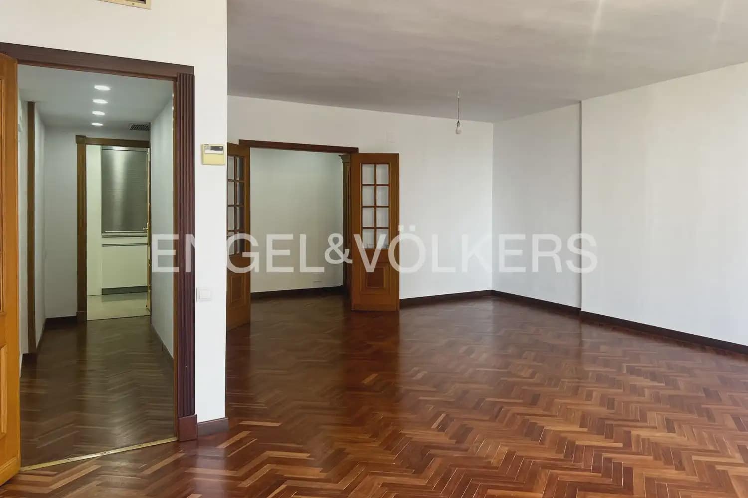 Piso de 3 habitaciones en València ciudad en alquiler con garaje - 2.000 € (Ref: 9936744)