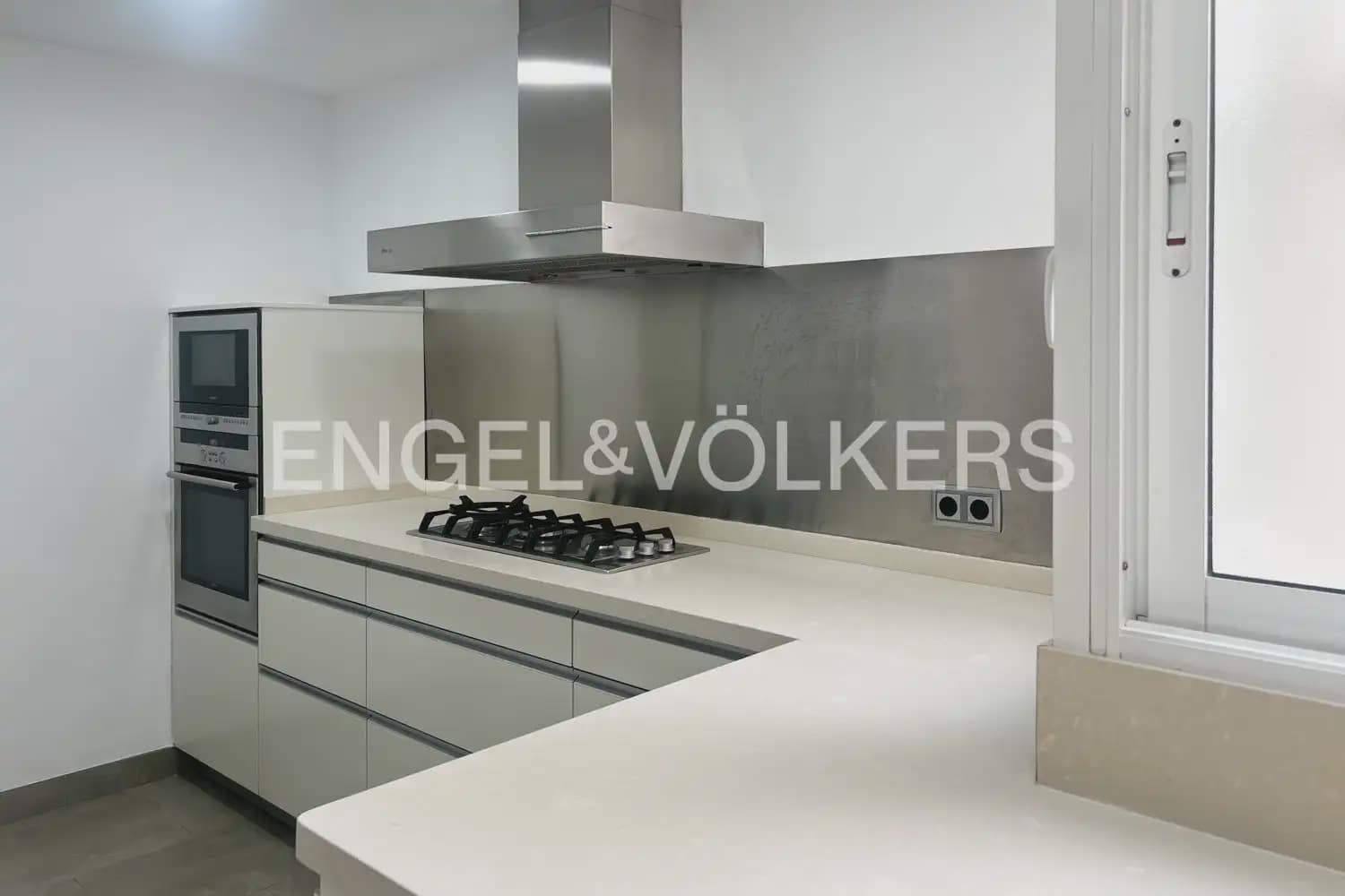 Piso de 3 habitaciones en València ciudad en alquiler con garaje - 2.000 € (Ref: 9936744)