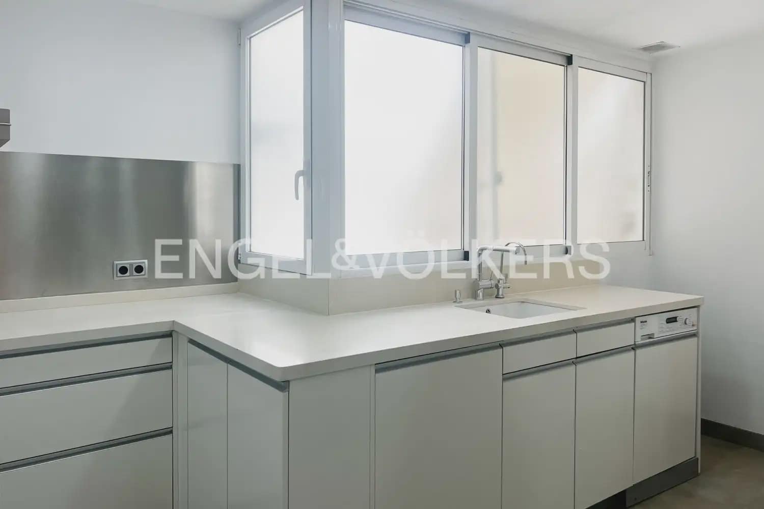 Piso de 3 habitaciones en València ciudad en alquiler con garaje - 2.000 € (Ref: 9936744)