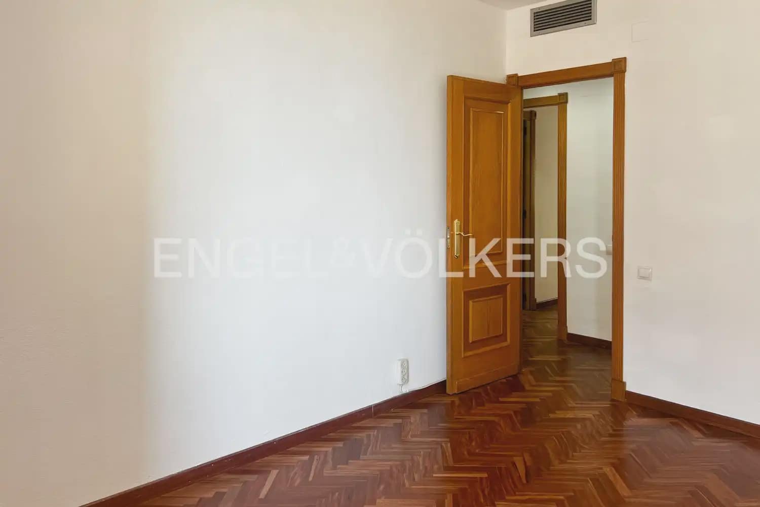 Piso de 3 habitaciones en València ciudad en alquiler con garaje - 2.000 € (Ref: 9936744)