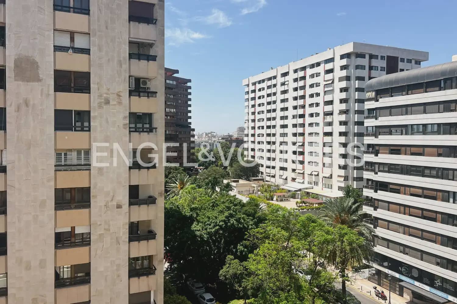 Piso de 3 habitaciones en València ciudad en alquiler con garaje - 2.000 € (Ref: 9936744)