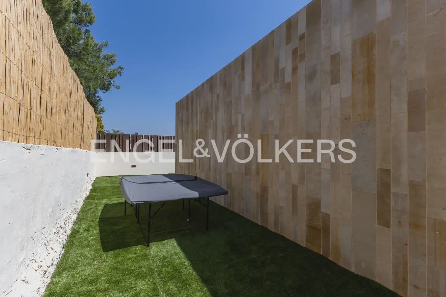 6 bedroom Villa for sale in Godella with pool garage - € 1,750,000 (Ref: 9937056)