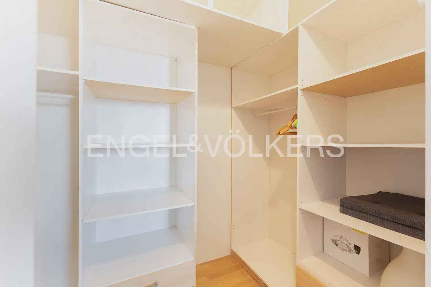 3 bedroom Flat for rent in Valencia city - € 1,700 (Ref: 9937279)
