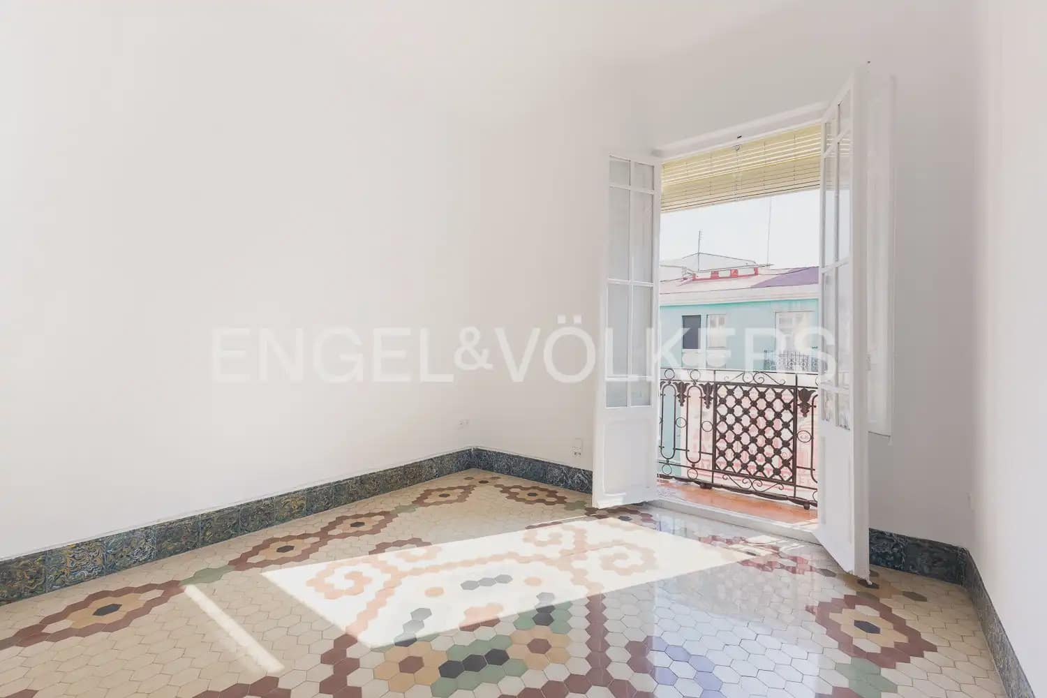 3 bedroom Flat for rent in Valencia city - € 1,700 (Ref: 9937279)