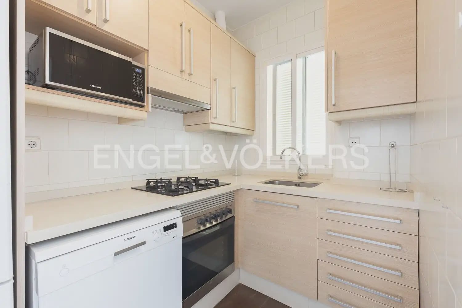 3 bedroom Flat for rent in Valencia city - € 1,700 (Ref: 9937279)