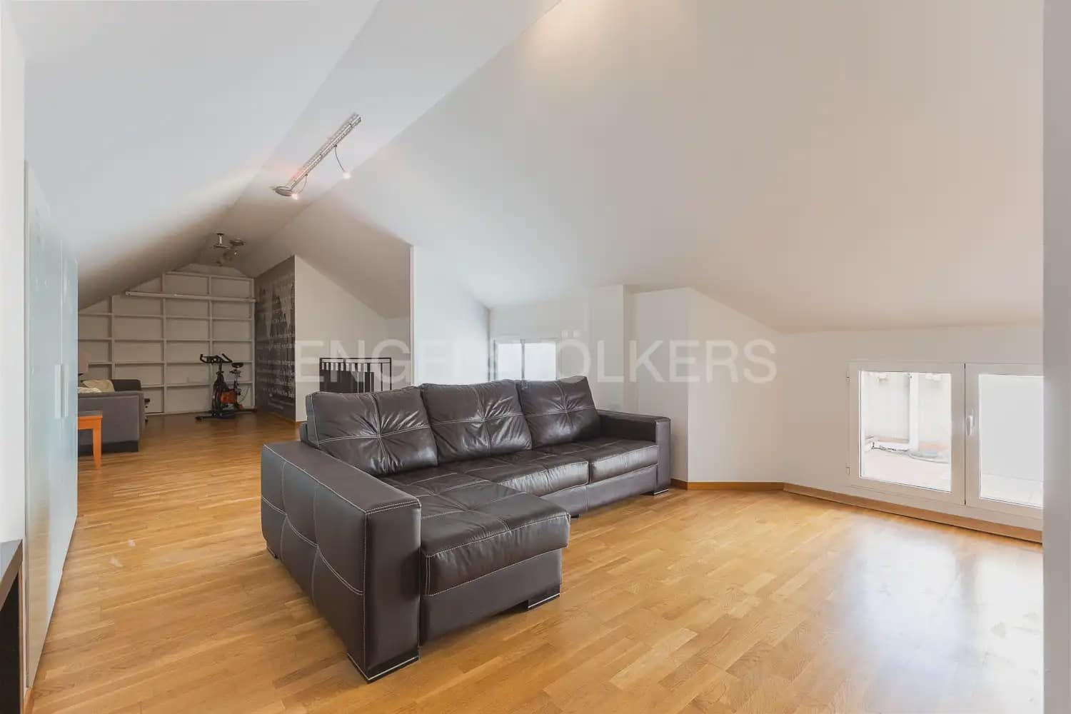 3 bedroom Penthouse for rent in Valencia city with garage - € 2,800 (Ref: 9937284)
