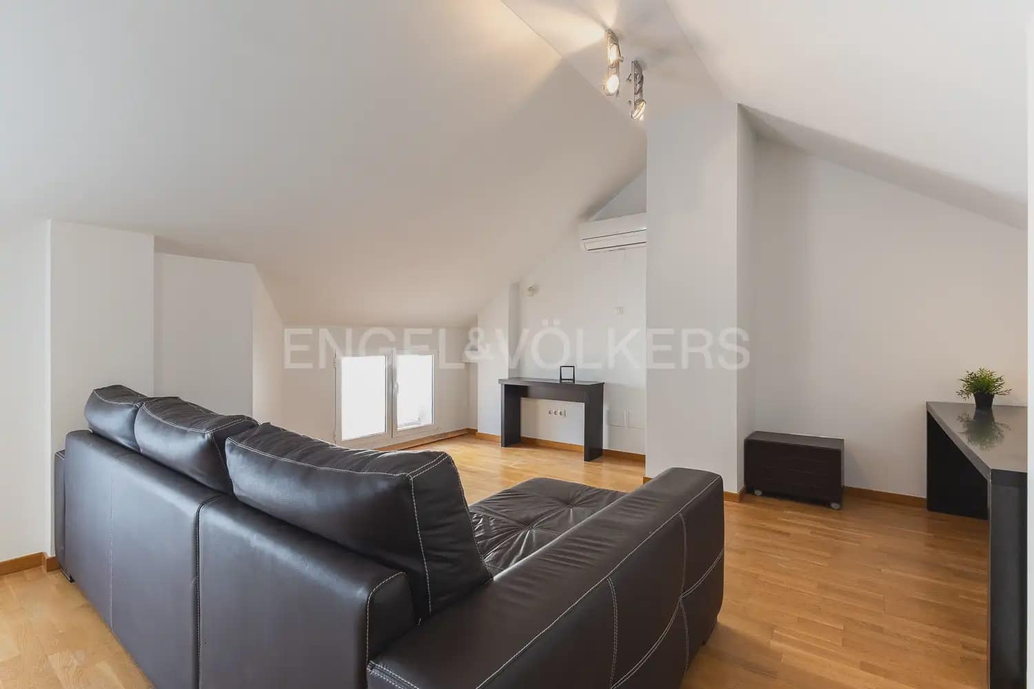 3 bedroom Penthouse for rent in Valencia city with garage - € 2,800 (Ref: 9937284)