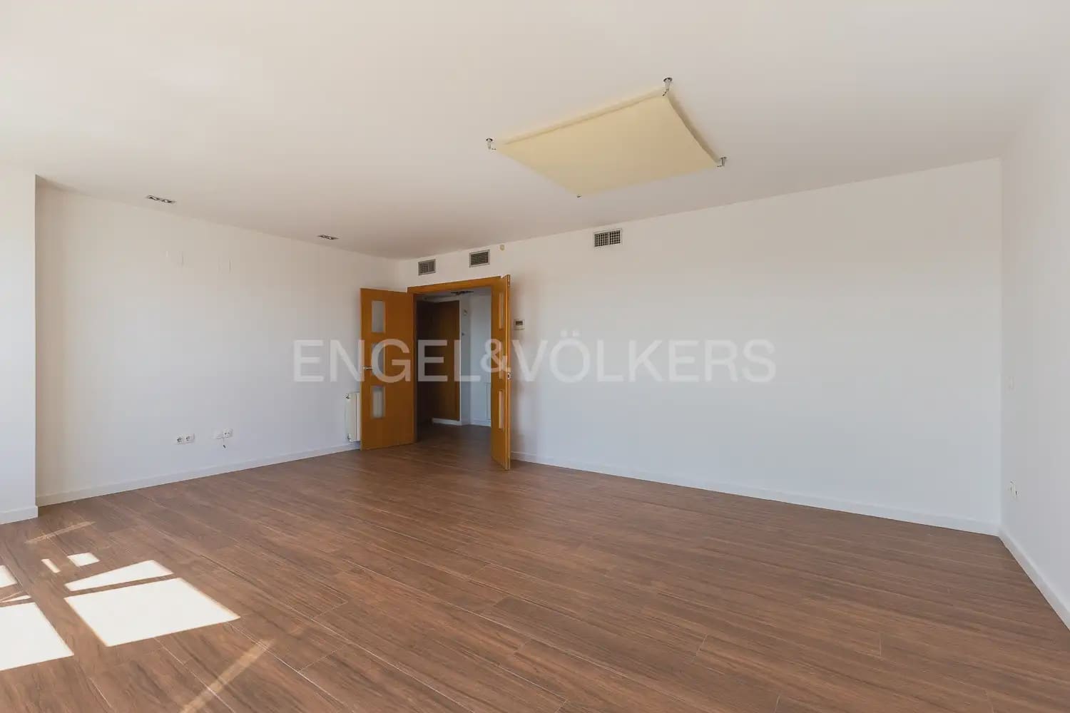 3 bedroom Penthouse for rent in Valencia city with garage - € 2,800 (Ref: 9937284)