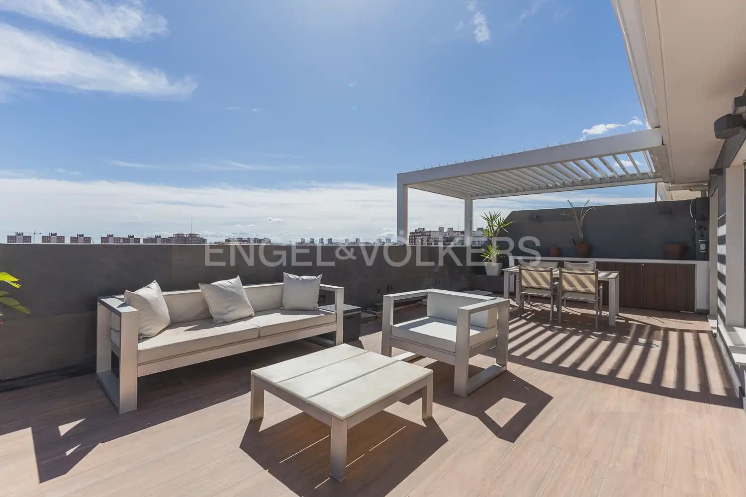 3 bedroom Penthouse for rent in Valencia city with garage - € 2,800 (Ref: 9937284)