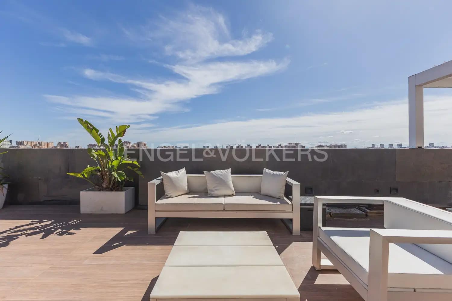 3 bedroom Penthouse for rent in Valencia city with garage - € 2,800 (Ref: 9937284)
