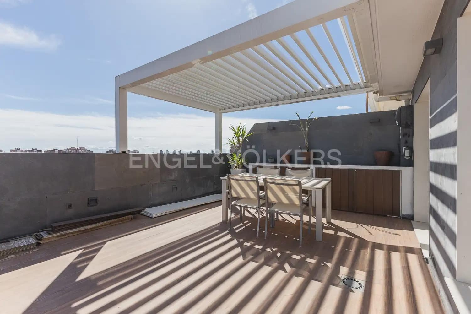 3 bedroom Penthouse for rent in Valencia city with garage - € 2,800 (Ref: 9937284)