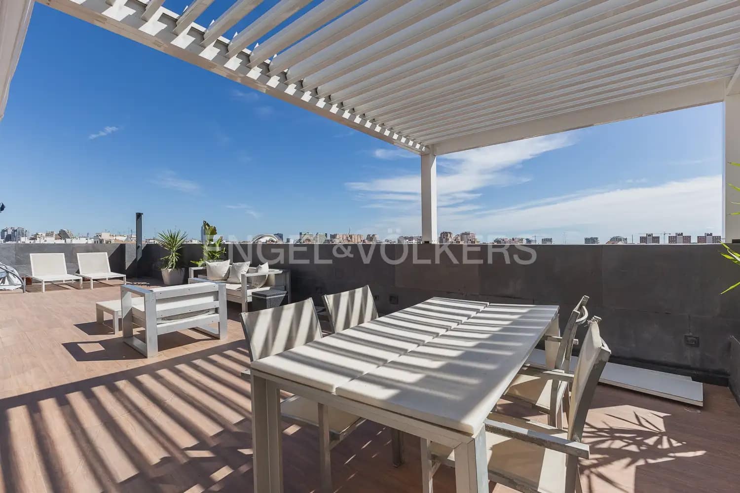 3 bedroom Penthouse for rent in Valencia city with garage - € 2,800 (Ref: 9937284)