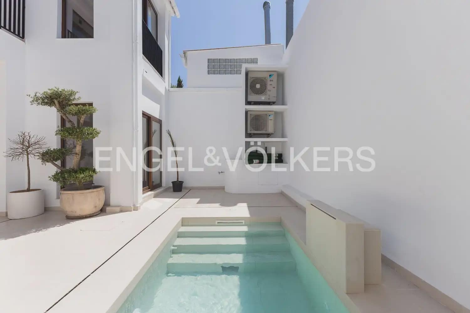 4 bedroom Townhouse for sale in Valencia city with pool - € 1,190,000 (Ref: 9937333)