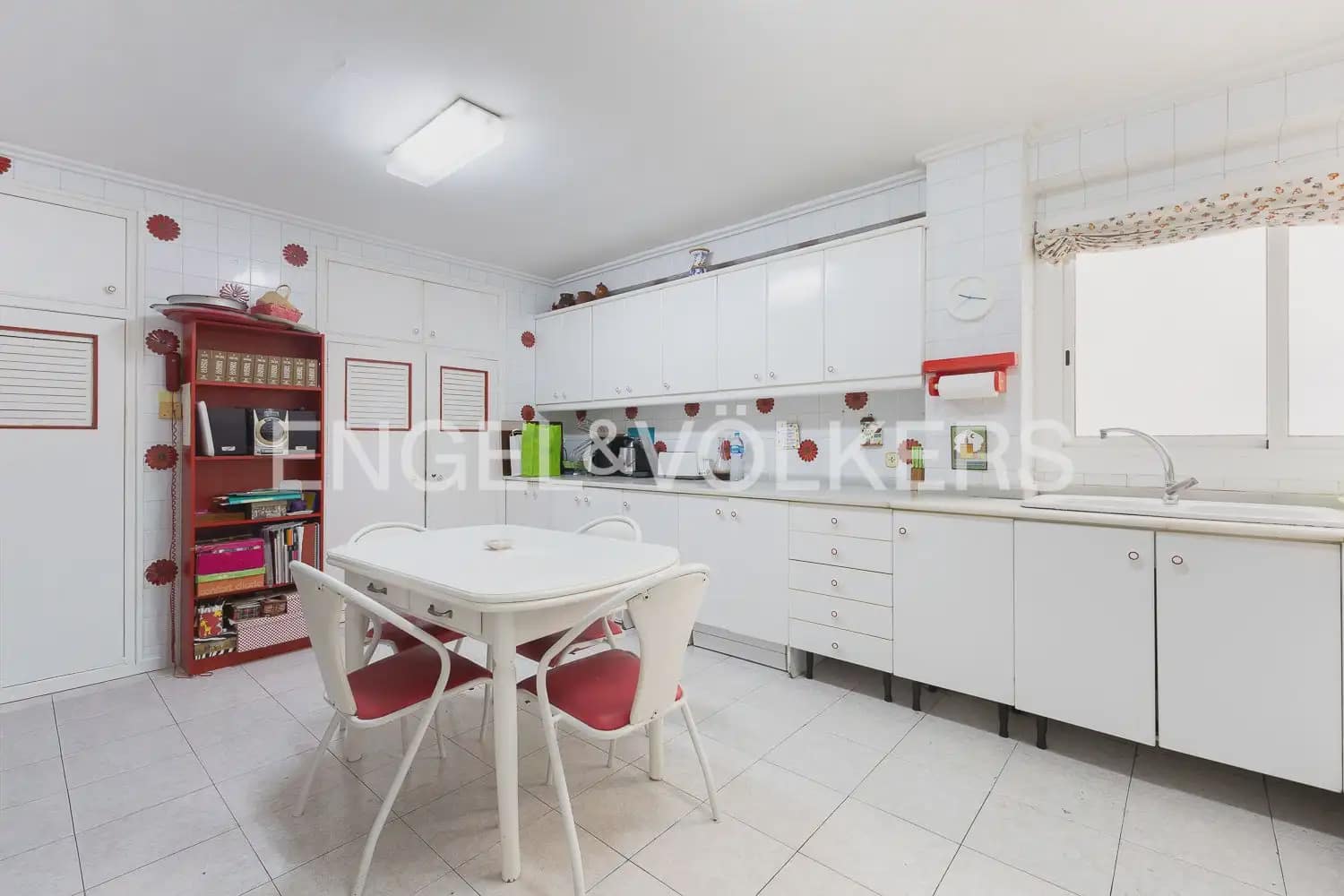 5 bedroom Flat for sale in Valencia city with garage - € 640,000 (Ref: 9938599)