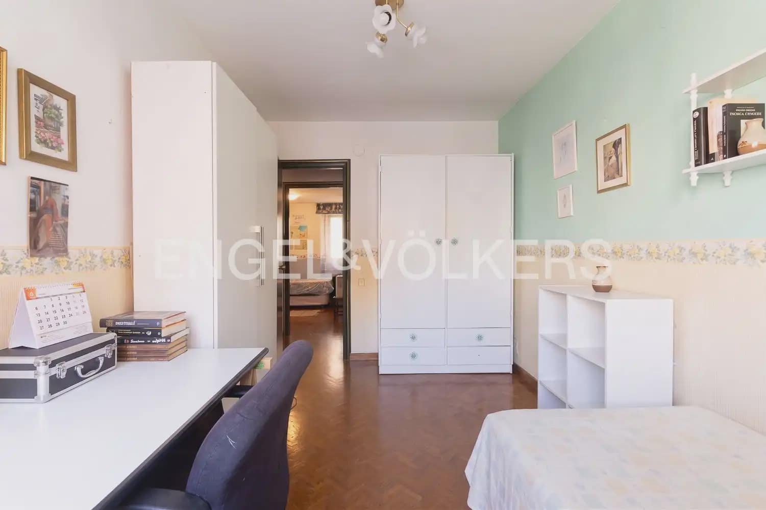 5 bedroom Flat for sale in Valencia city with garage - € 640,000 (Ref: 9938599)