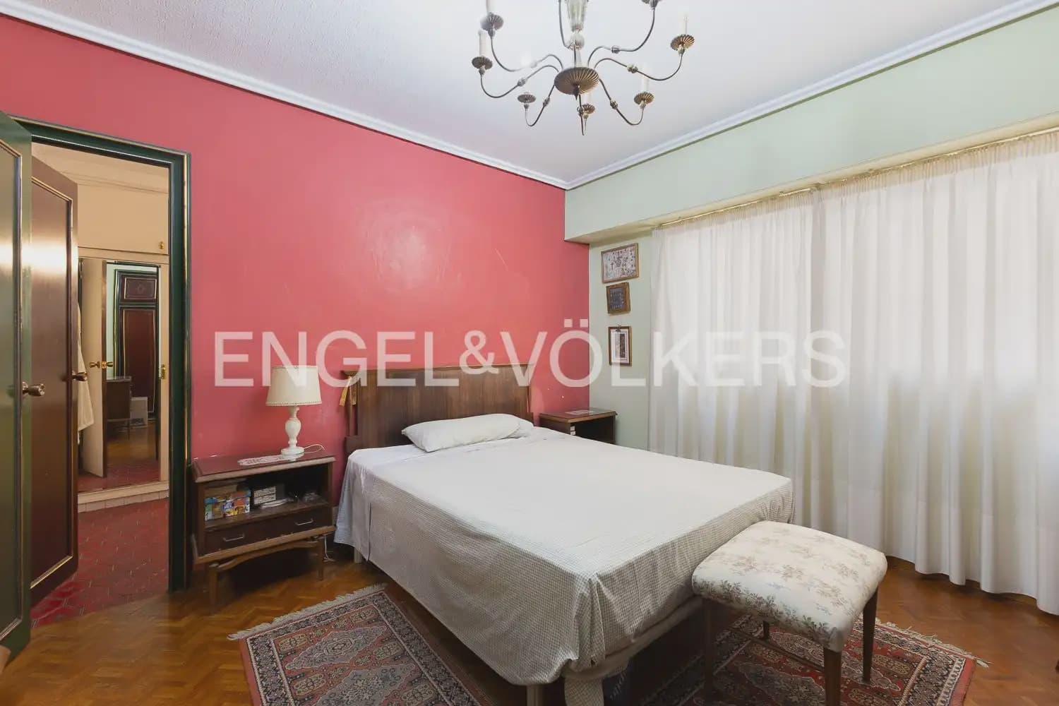 5 bedroom Flat for sale in Valencia city with garage - € 640,000 (Ref: 9938599)