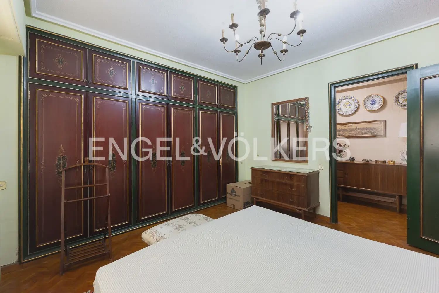 5 bedroom Flat for sale in Valencia city with garage - € 640,000 (Ref: 9938599)