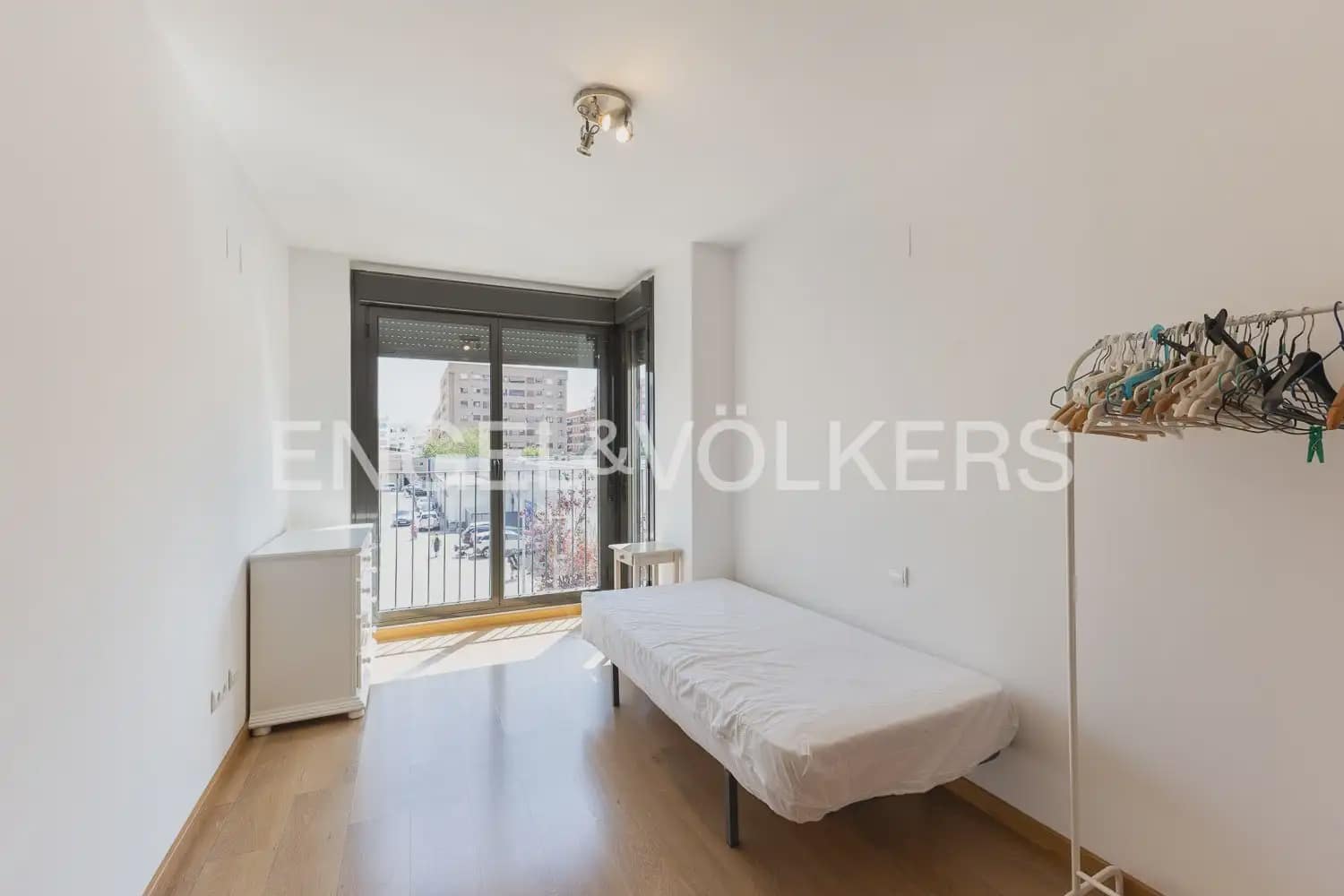 3 bedroom Flat for rent in Valencia city with garage - € 1,500 (Ref: 9940755)