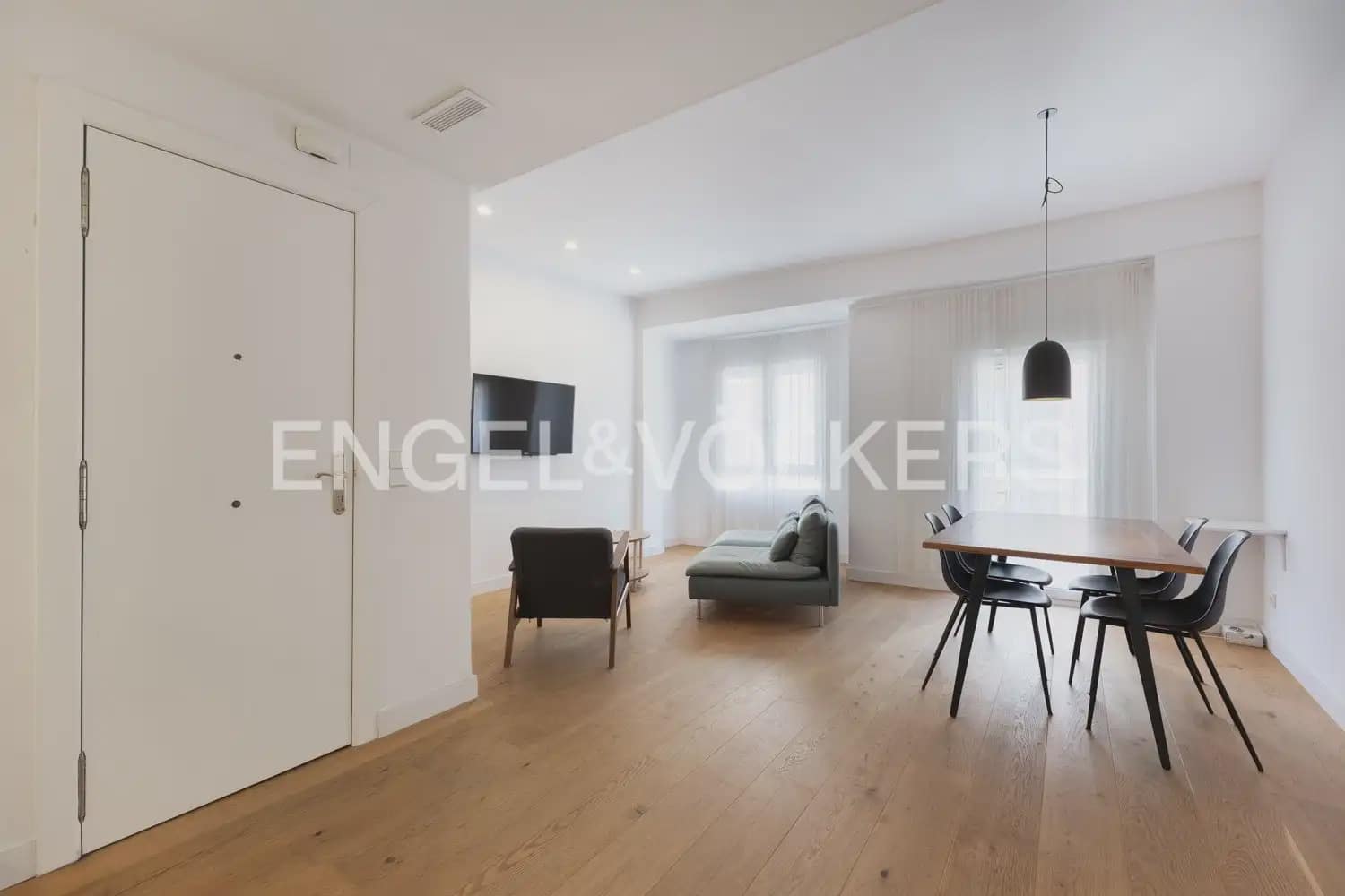 2 bedroom Flat for rent in Valencia city - € 2,000 (Ref: 9940756)