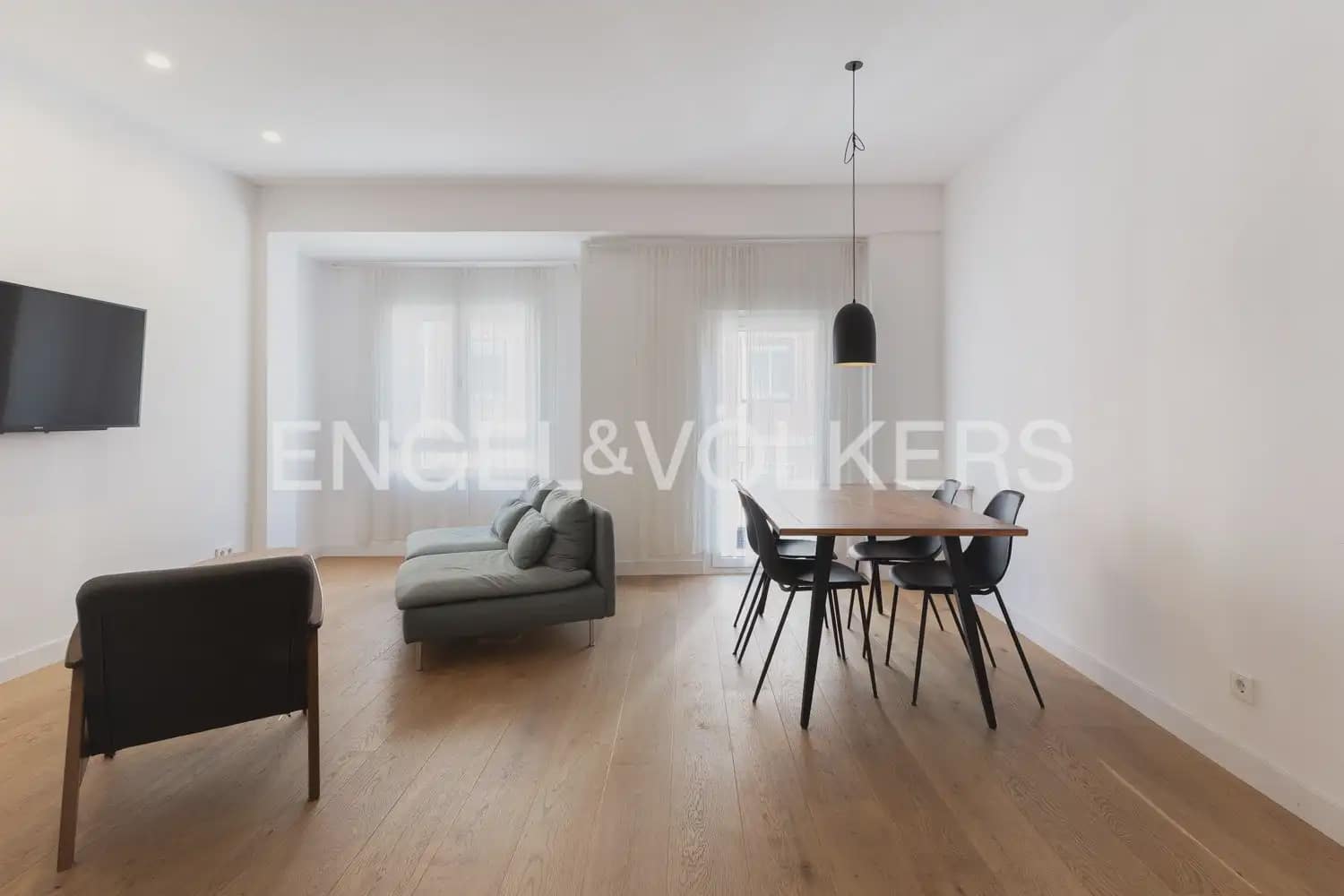 2 bedroom Flat for rent in Valencia city - € 2,000 (Ref: 9940756)