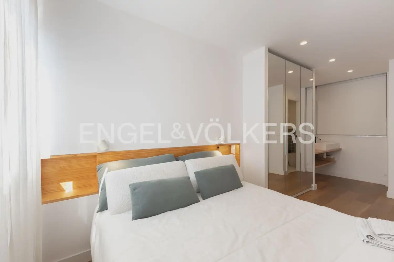 2 bedroom Flat for rent in Valencia city - € 2,000 (Ref: 9940756)